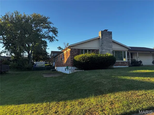 1665 Zurich Dr, Florissant, MO 63031