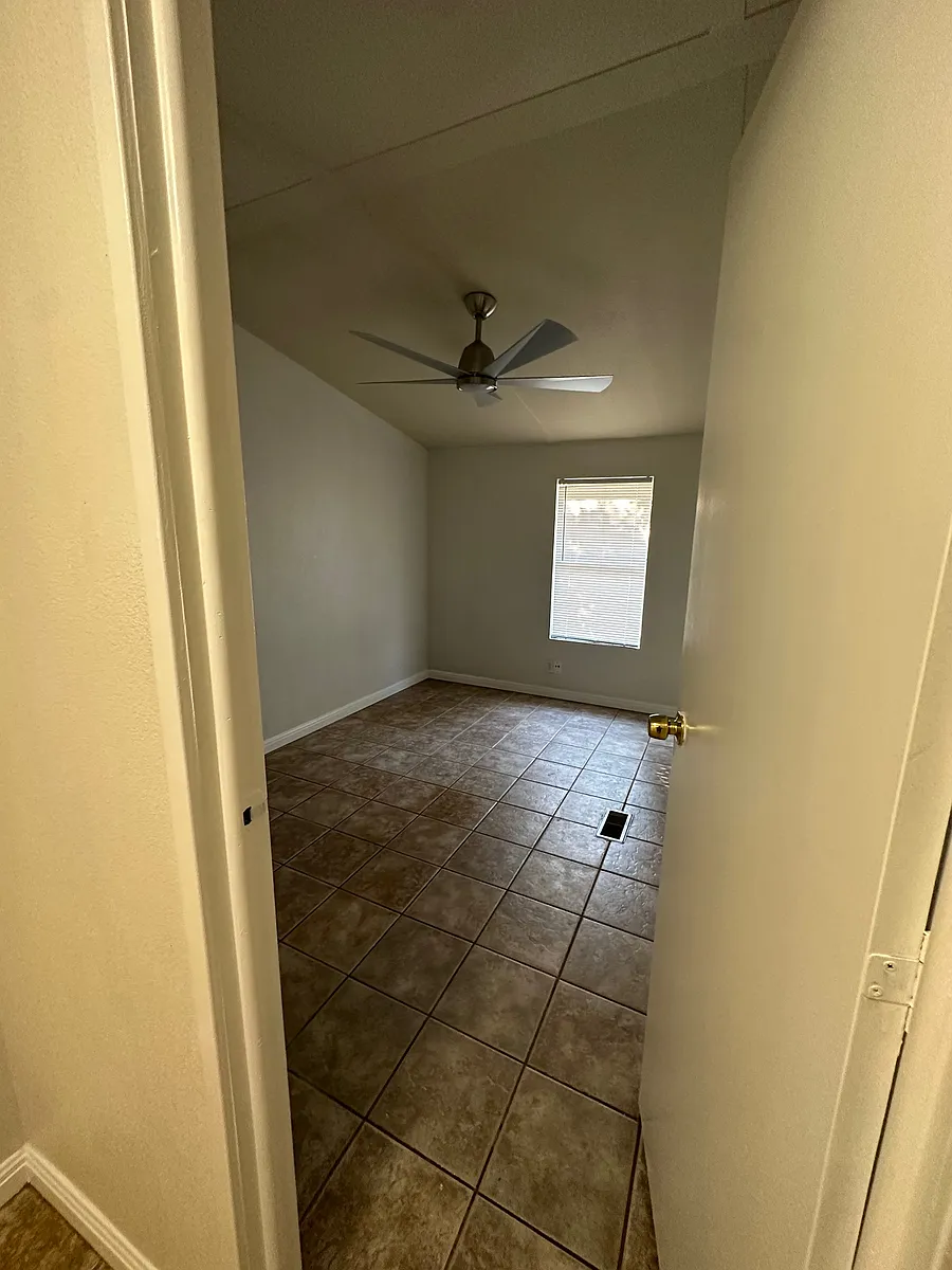Building Photo - 1102 Bluebonnet Dr