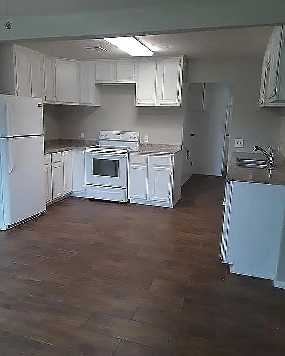 2nd image of 1040 E Liveoak St