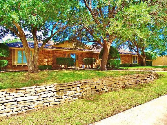 2nd image of 900 Nottingham Dr