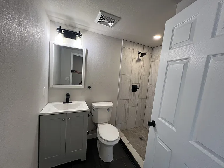 4533 Fillmore St #B — Photo 7