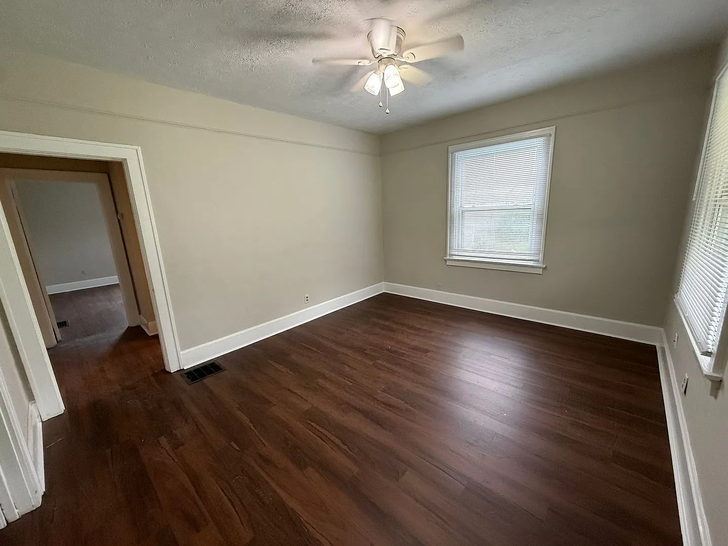 Beautifully Renovated 3 Bedroom/2 Bath - Half off First Month's Rent! — Photo 4