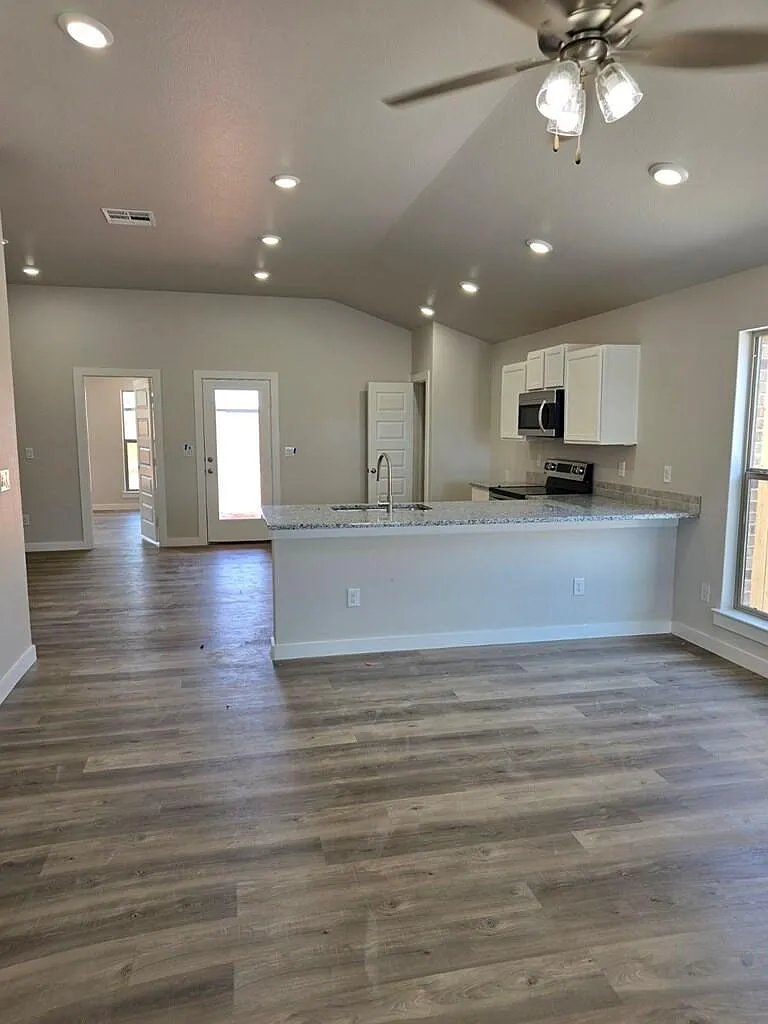 3 bed, 2.0 bath, 1400 sqft, $2,500 — Photo 3