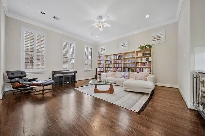 602 Knox St — Photo 8