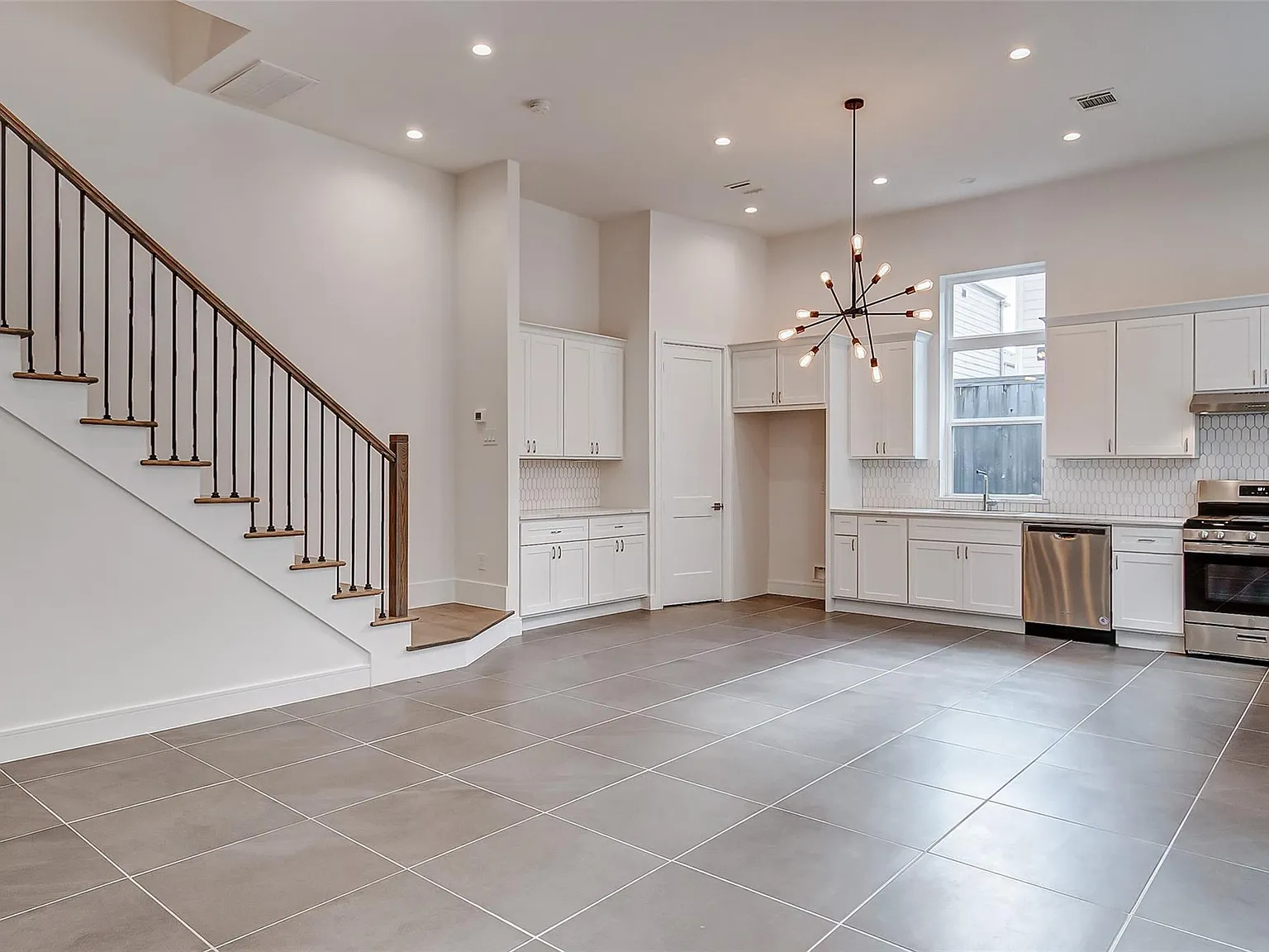 3 bed, 2.5 bath, 2044 sqft, $2,495 — Photo 4