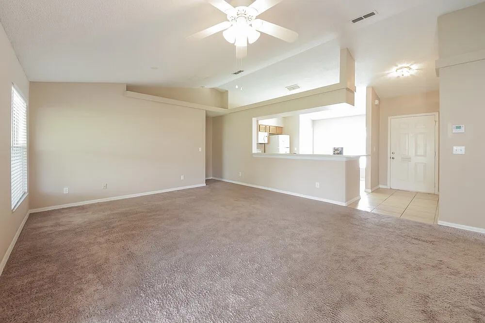 3 bed, 2.0 bath, 1204 sqft, $2,065 — Photo 3