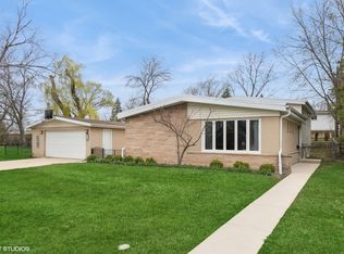 418 Warren Rd, Glenview, IL 60025