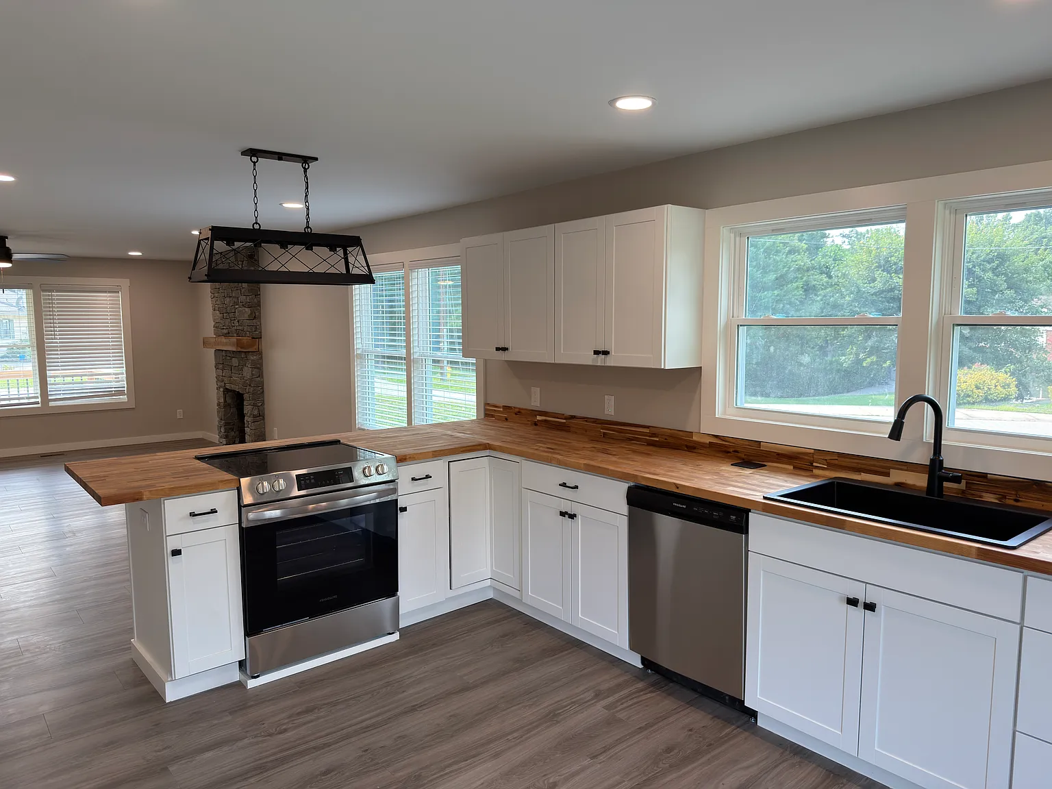 3 bed, 1064 sqft, $2,200 — Photo 3