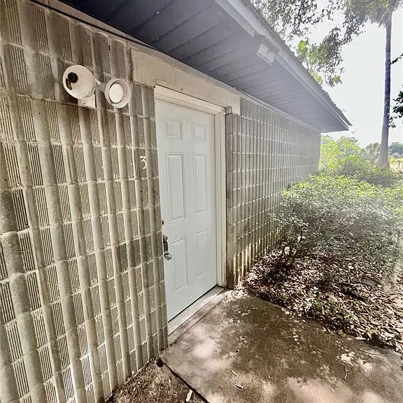2321 SW 31st Pl #1 — Photo 2