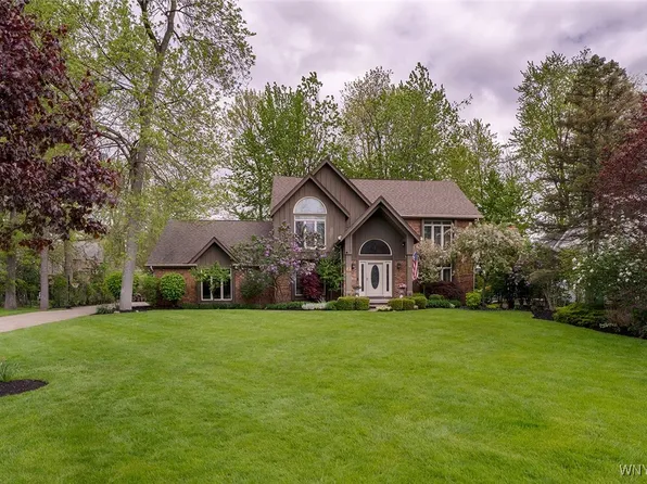 61 Dauphin Dr, Williamsville, NY 14221