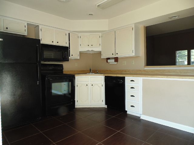 1st image of 121 Carriage Pl