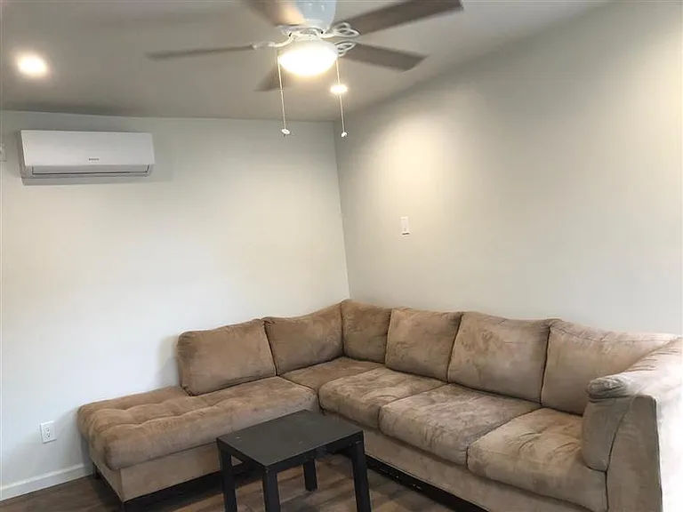 16417 Wilton Pl — Photo 2