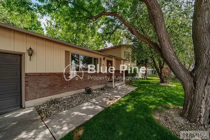 4 bed, 2.0 bath, 2187 sqft, $2,195 — Photo 2
