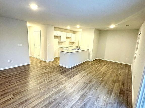 3rd image of 3916 Woodland Ave