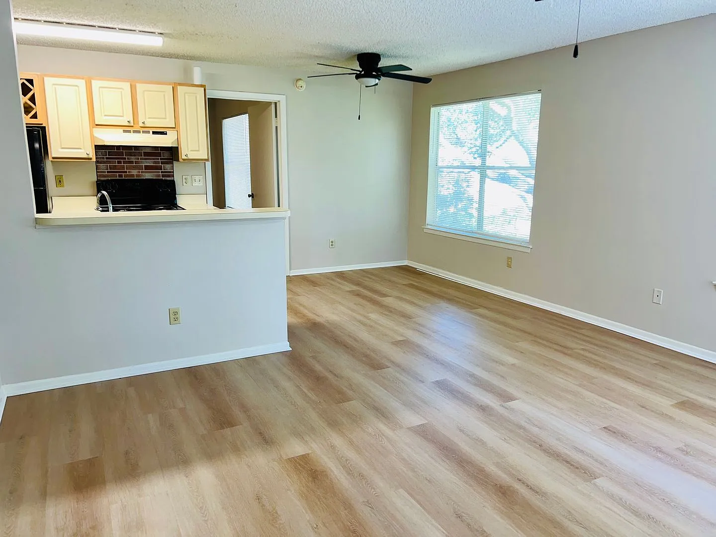 Move In Now!! New Laminate Plank Flooring & Fresh Paint! Spacious 2nd Floor- 2bd 2ba Condo In Gat... — Photo 2