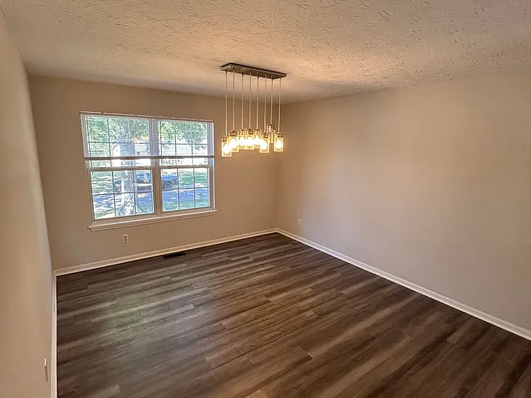 562 Covedale Ave — Photo 6