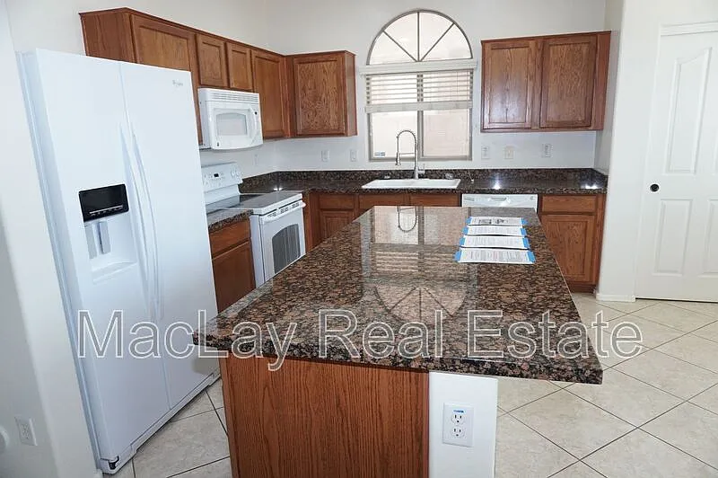 3 bed, 3.0 bath, 1828 sqft, $2,200 — Photo 2