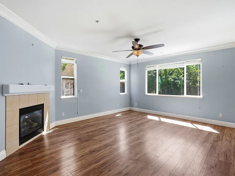 871 Larkspur Ln — Photo 4