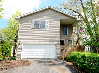 929 Idlewild Dr, Round Lake Beach, IL