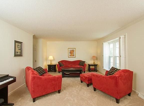 4th image of 811 Blackhorse Ct