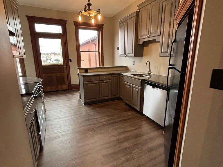 224 1/2 W Madison St #1 — Photo 6
