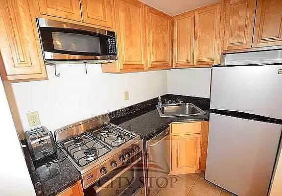 4th image of 42 W 69th St APT B