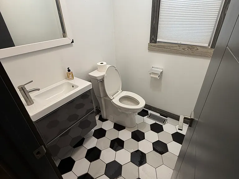 100 Northampton Ln #12 — Photo 4