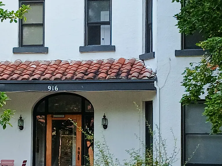 916 W Hays St — Photo 8