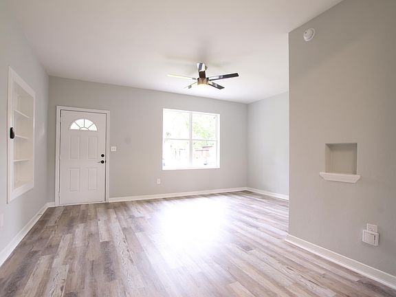 3rd image of 4751 Beverly Cir