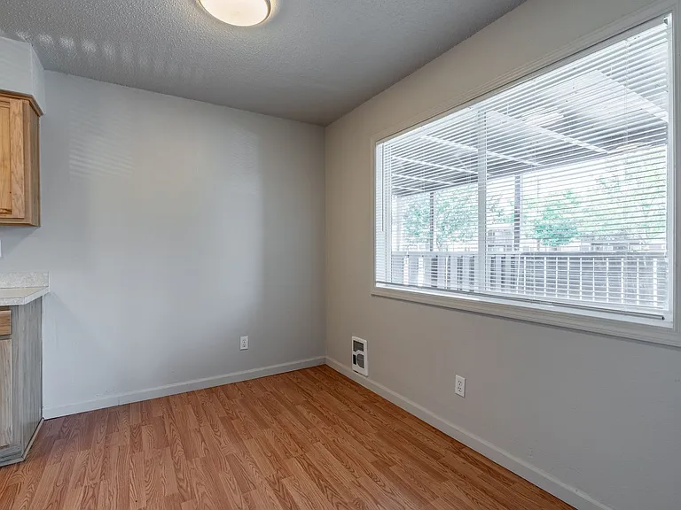 Willow Lake Apartments — Photo 30