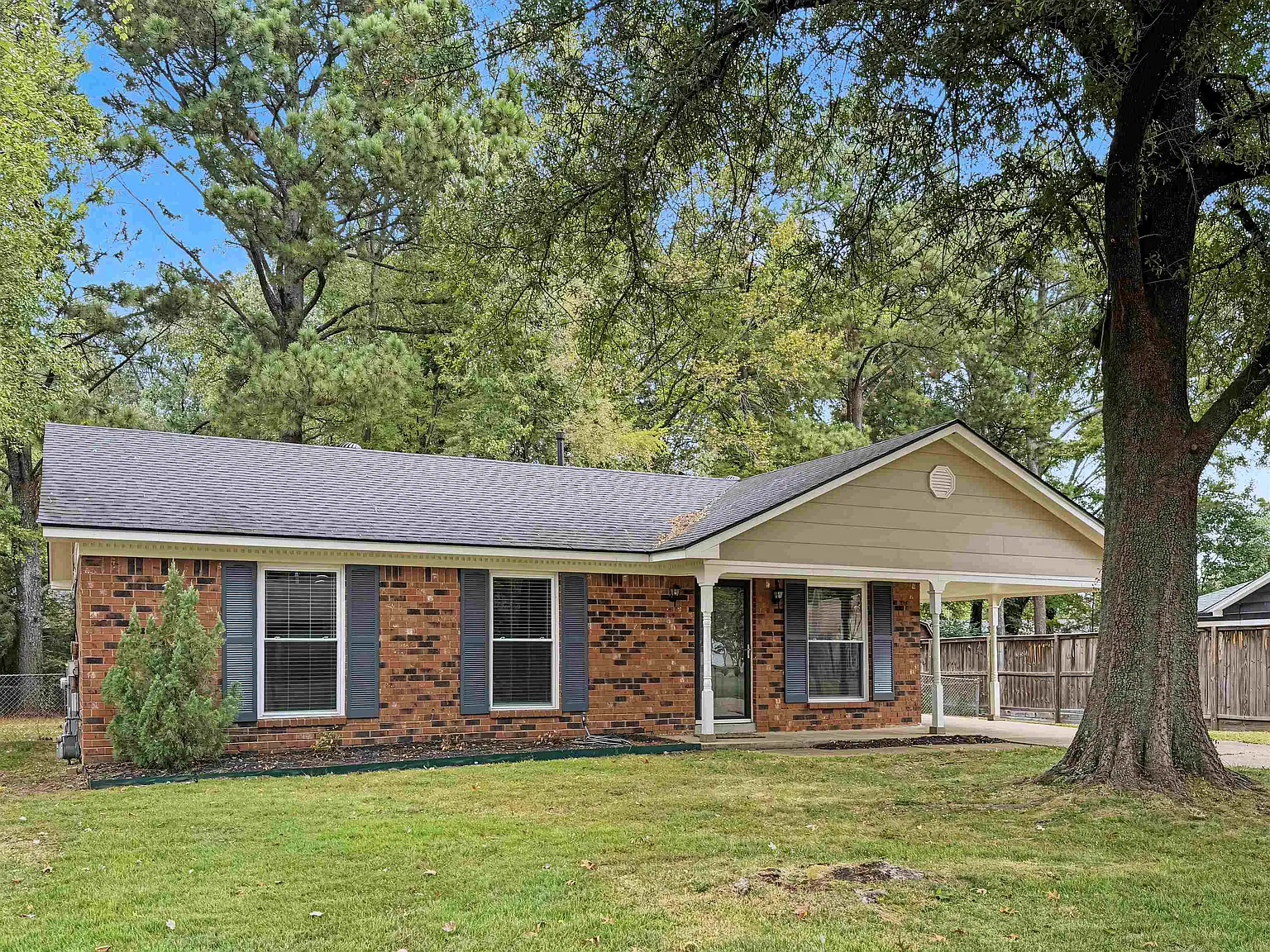 3 bed, 1.5 bath, 1329 sqft, $1,900 — Photo 3