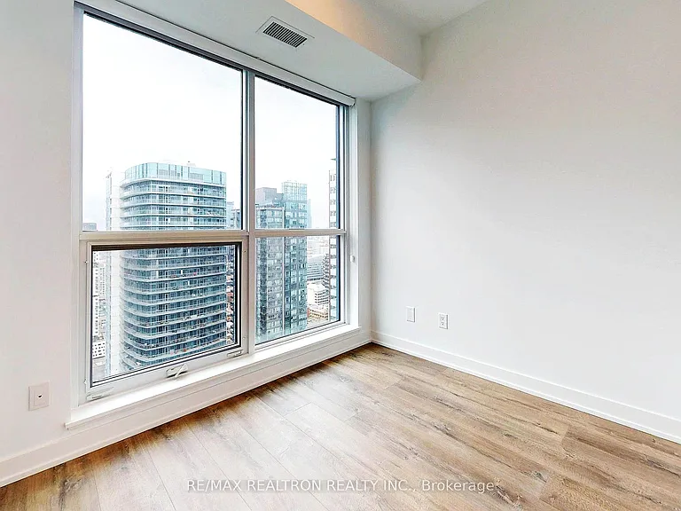 327 King St W #4105 — Photo 33