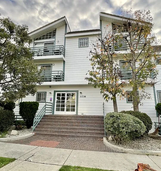11738 Mayfield Ave #109 — Photo 3