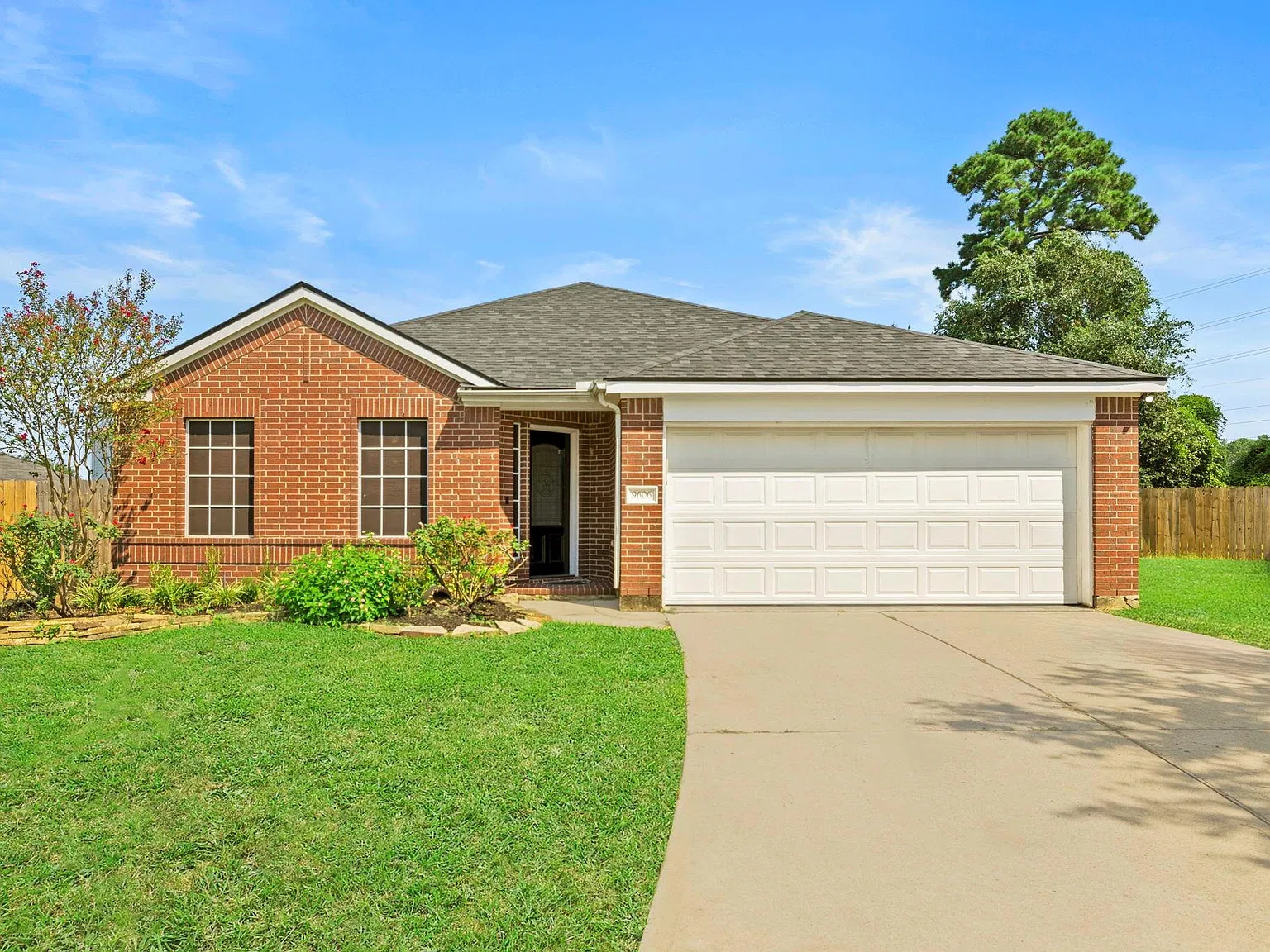 4 bed, 2.0 bath, 2001 sqft, $2,100 — Photo 2