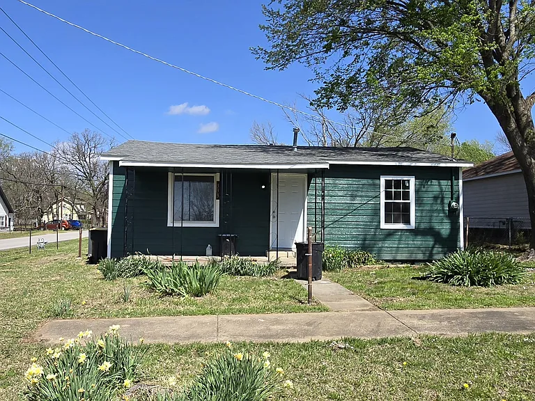 333 W Walnut St — Photo 1