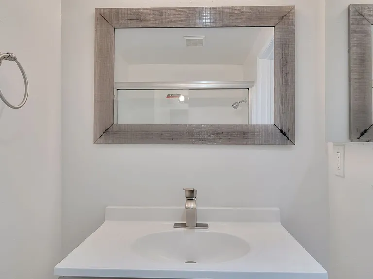 Orange Apartments — Photo 31