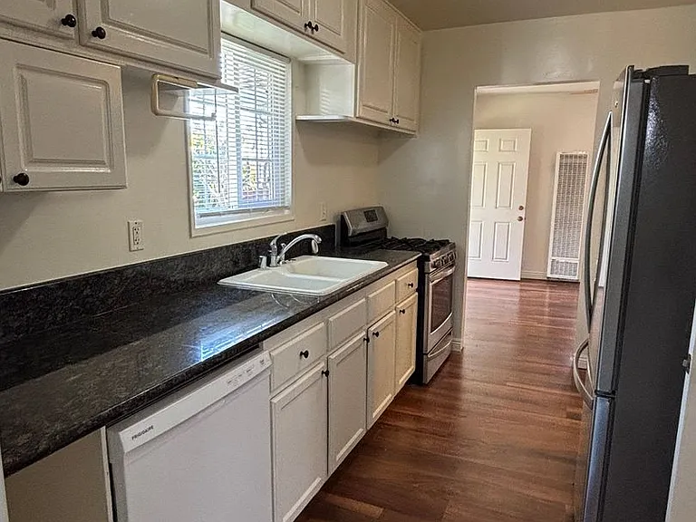 432 W 19th St — Photo 3