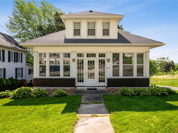 239 S Somerset St, Stoystown, PA 15563