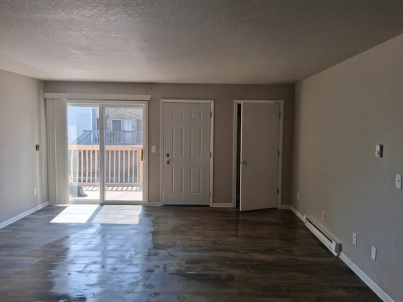 4 bed, 1.0 bath, 1400 sqft, $1,299 — Photo 2