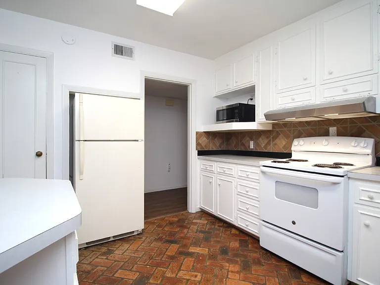 3875 Arbutus Dr — Photo 9