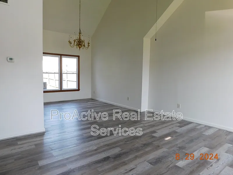 3 bed, 2.5 bath, 1706 sqft, $2,400 — Photo 3