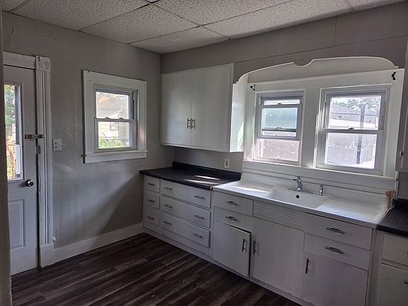 4th image of 108 N Van Buren St APT 2