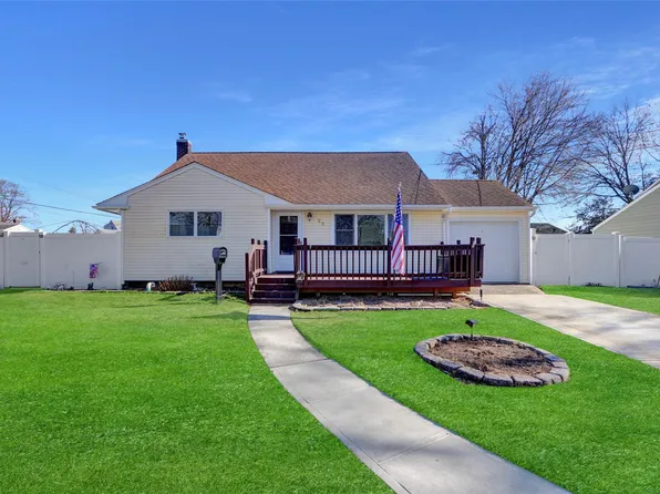 23 Durhamoc Lane, North Babylon, NY 11703