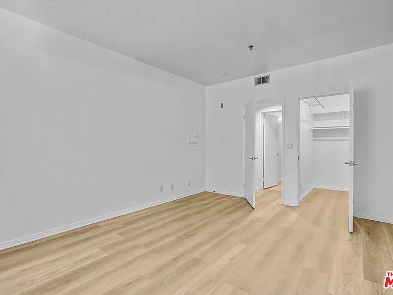 2222 N Beachwood Dr #302 — Photo 29
