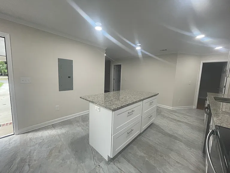 520 W 8th St — Photo 6