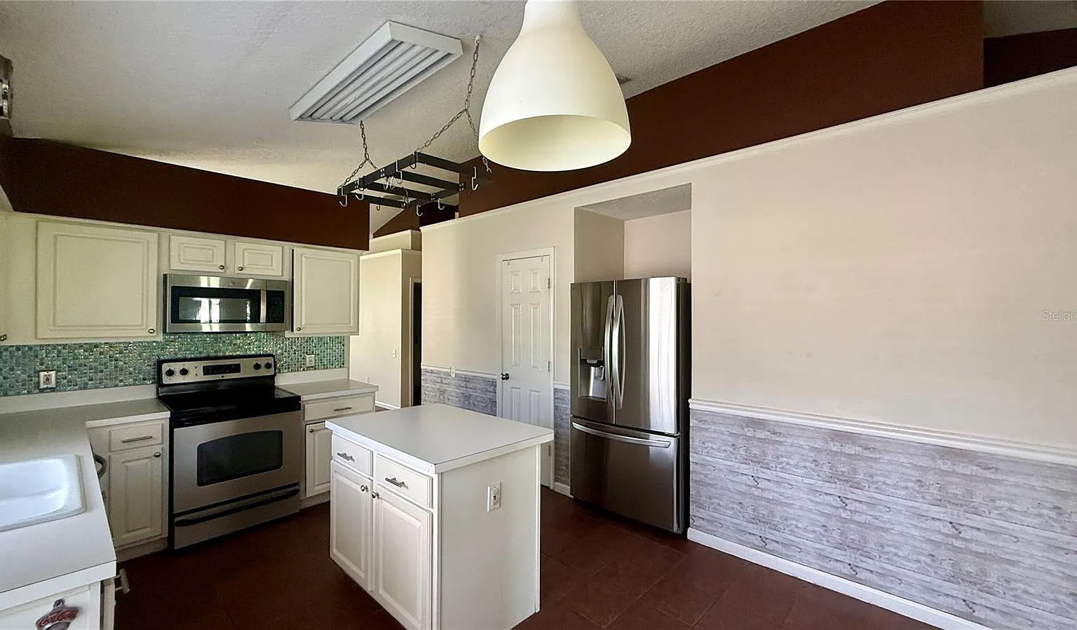 4 bed, 2.0 bath, 1913 sqft, $2,550 — Photo 4