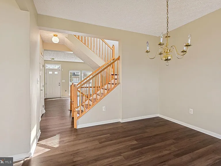 8322 Lyndhurst St — Photo 7