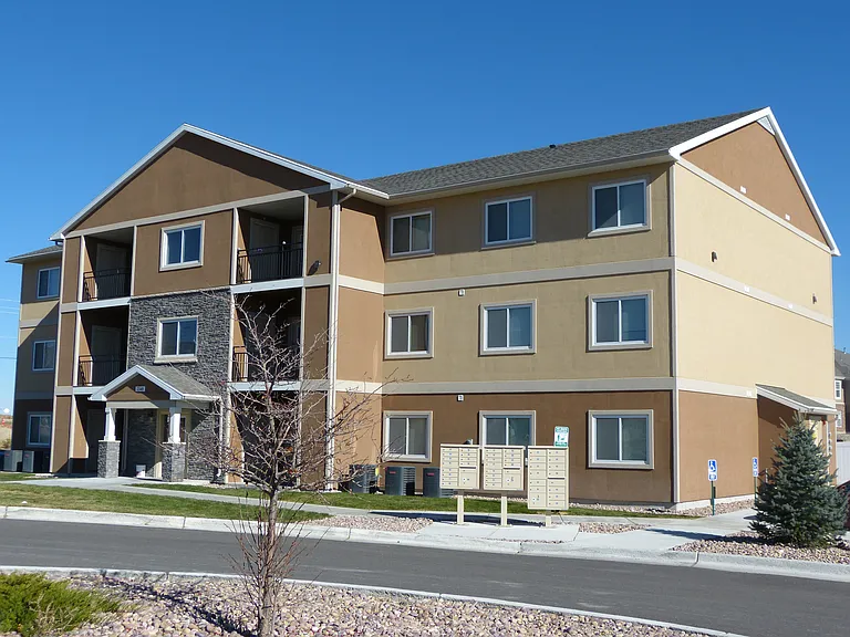 Creekside Apartments — Photo 2