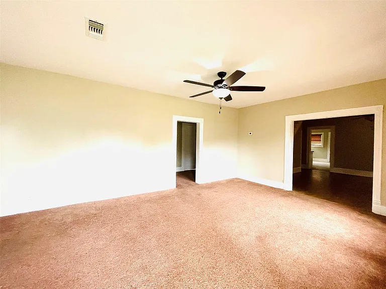 229 E Saunders St — Photo 6
