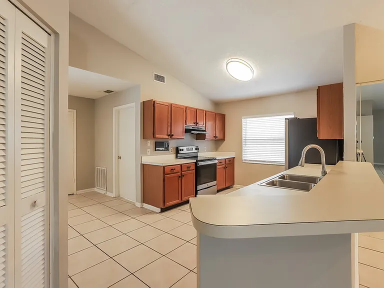 1521 Vernon Ct — Photo 8